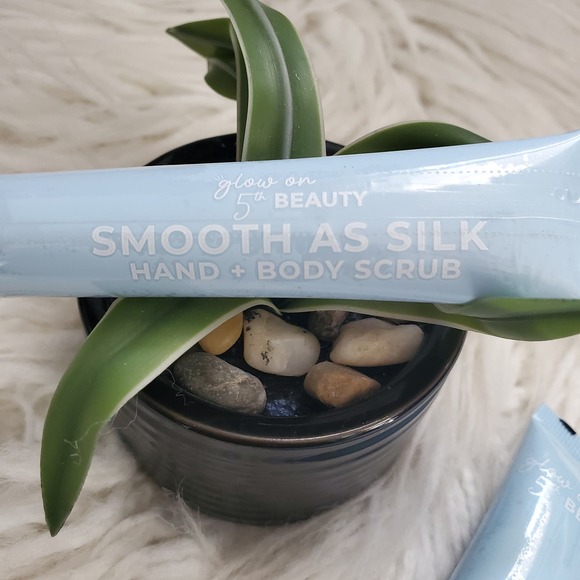 Glow On 5th Beauty Smooth As Silk Scrub & Keep It Handy Moisturizer Bundle - Picture 5 of 6